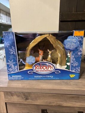 Rudolph the Red Nosed Reindeer Family Cave Talking Playset Memory Lane 2003 NIB